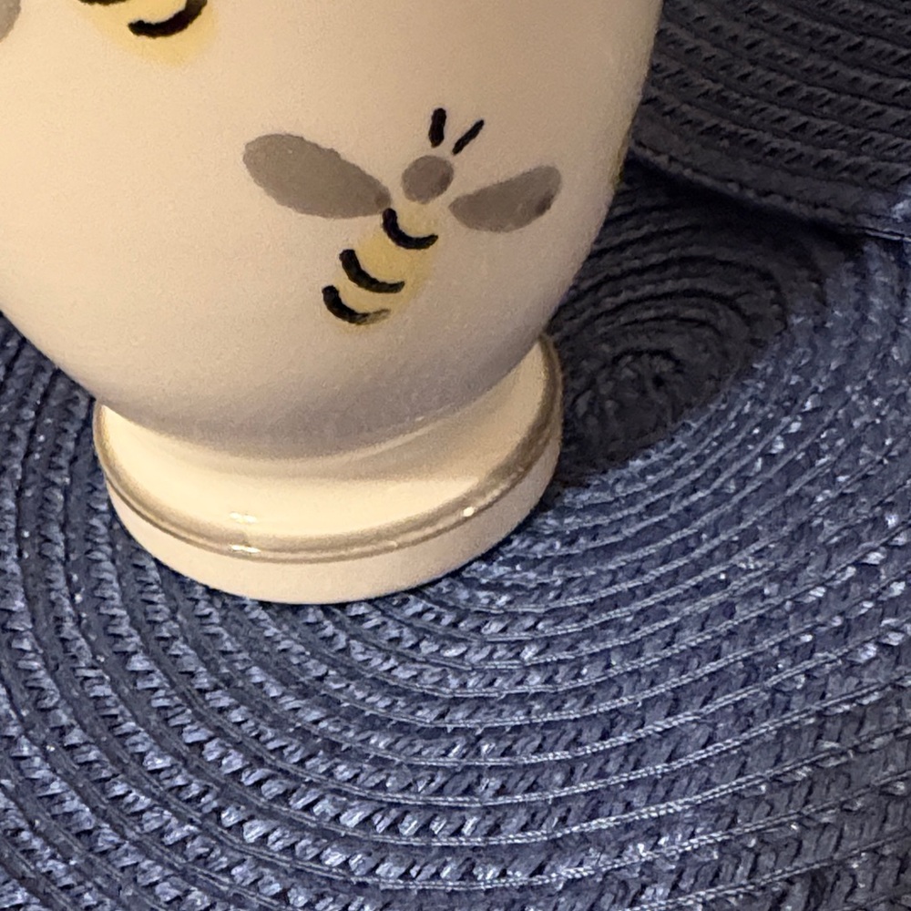 Charming Bee Motif Cream Mug - Picture 4 of 5
